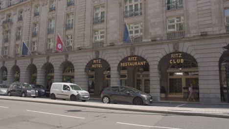 Exterior-Del-Hotel-Ritz-En-Piccadilly-En-Londres,-Reino-Unido-Con-Tráfico-En-Primer-Plano-2